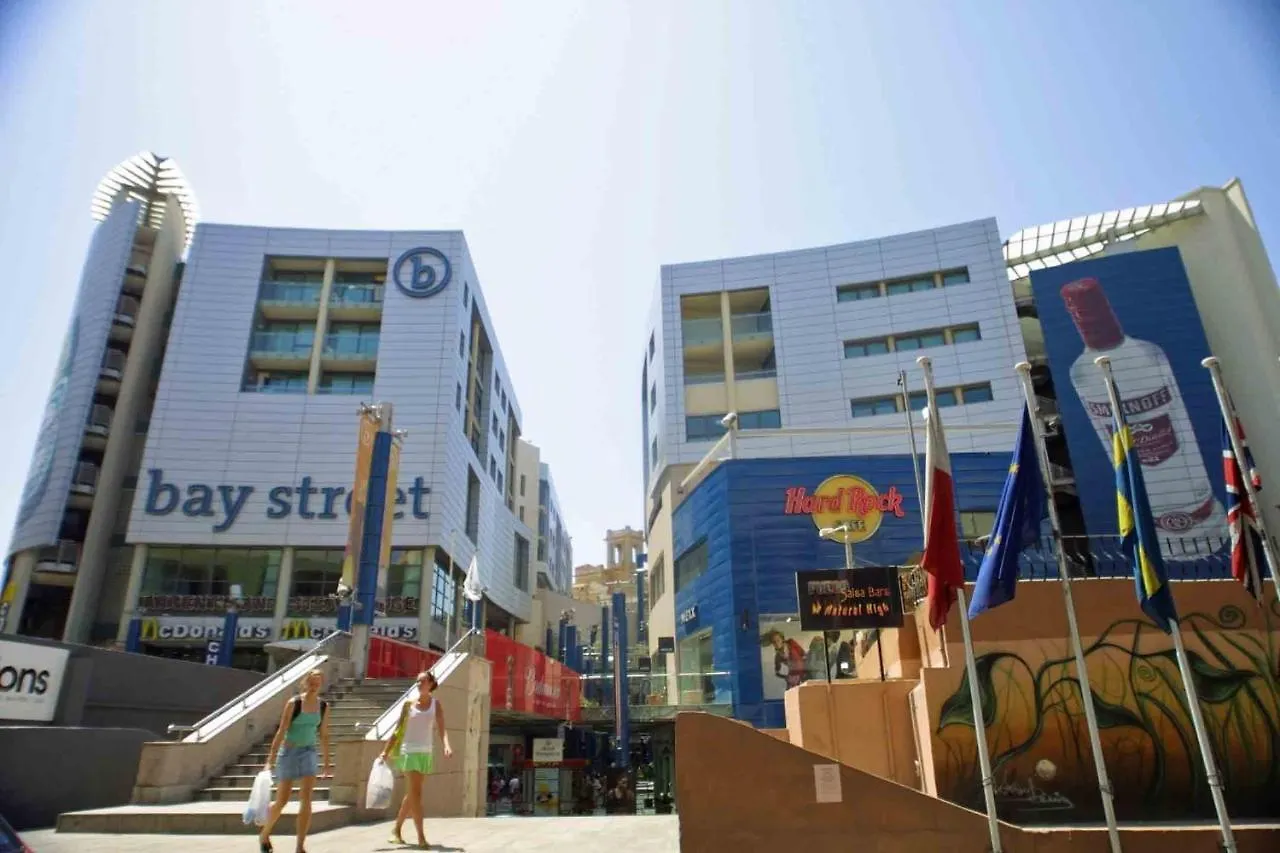 Hotel apartamentowy Cresta Beach Studios St. Julian's