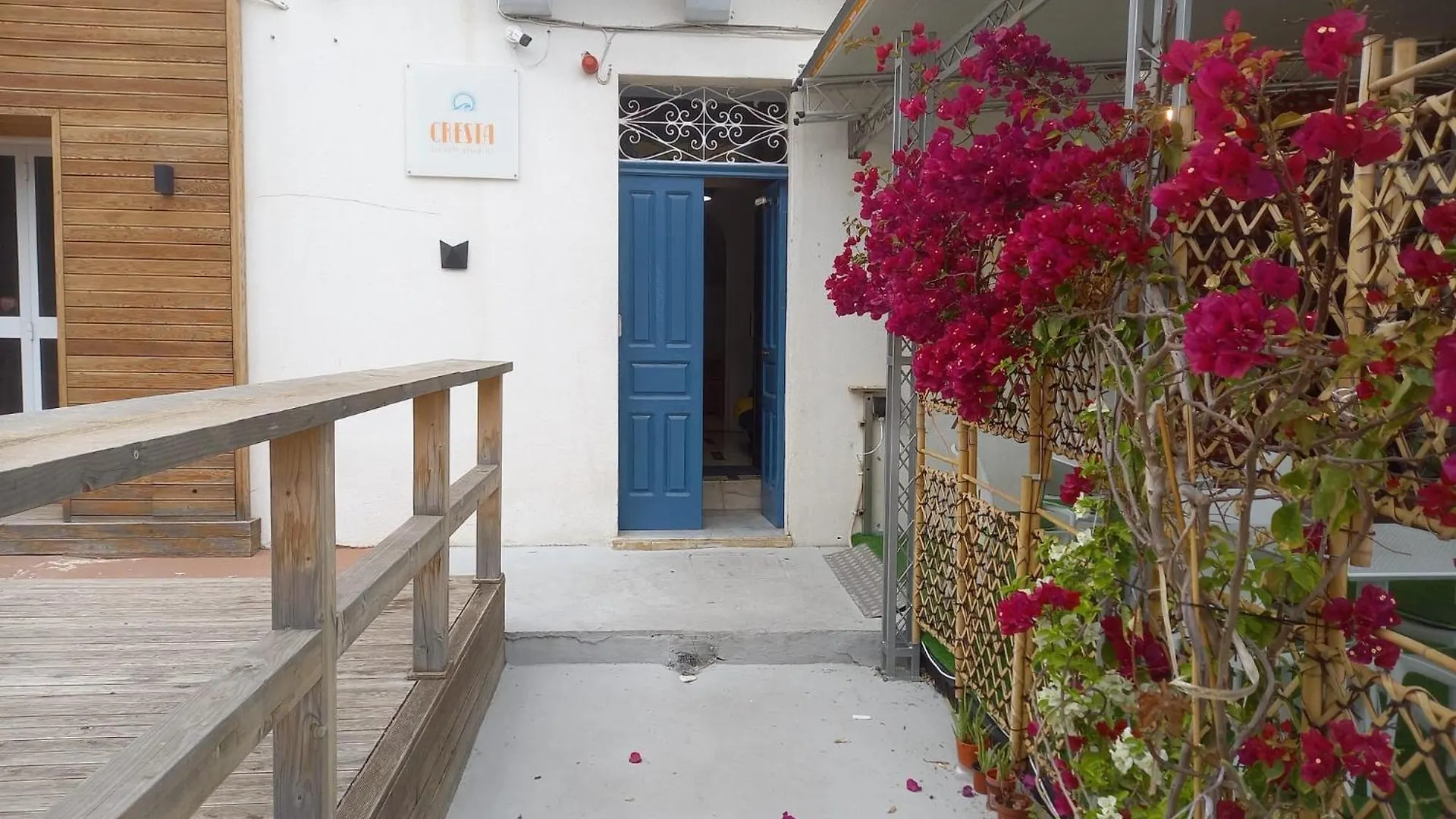 Hotel apartamentowy Cresta Beach Studios St. Julian's